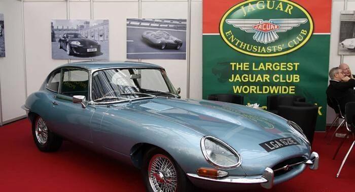 سيارات قديمة محتفظة بجمالها في معرض تيكنو كلاسيكا